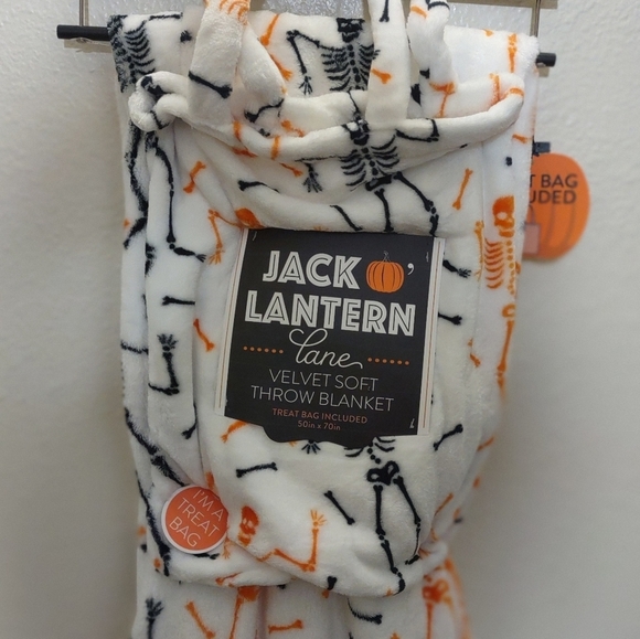 HALLOWEEN velvet soft throw blanket treat bag included - Picture 2 of 6